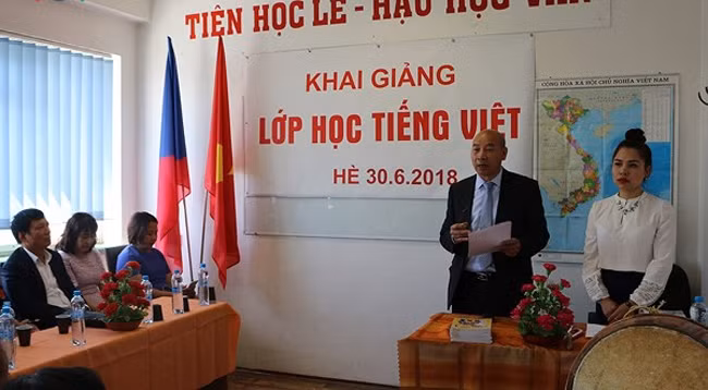 Директор Пражского центра вьетнамского языка Нгуен Ван Шон (второй справа) выступает на открытии летнего курса. Фото: VOV