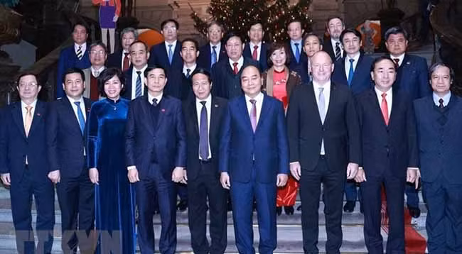 Делегаты двух стран фотографируются на память. Фото: VNA