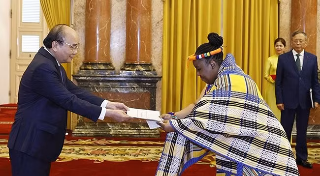 Президент Нгуен Суан Фук и Посол ЮАР во Вьетнаме Вуисва Тулело.