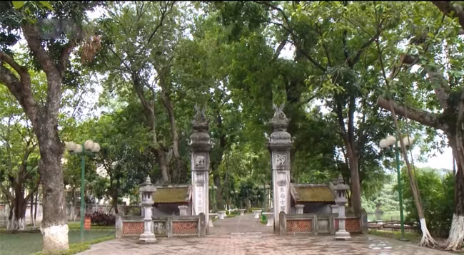 Храм расположен на плоской и просторной насыпи с очень ценным местонахождением фэн-шуй.