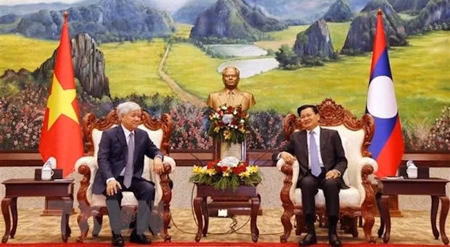 Председатель ЦК ОФВ До Ван Тьиен и Генеральный секретарь ЦК НРПЛ, Президент Лаоса Тхонглун Сисулит. Фото: VNA