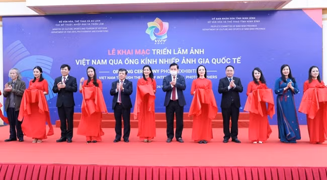 Делегаты разрезают ленту открытия выставки. 