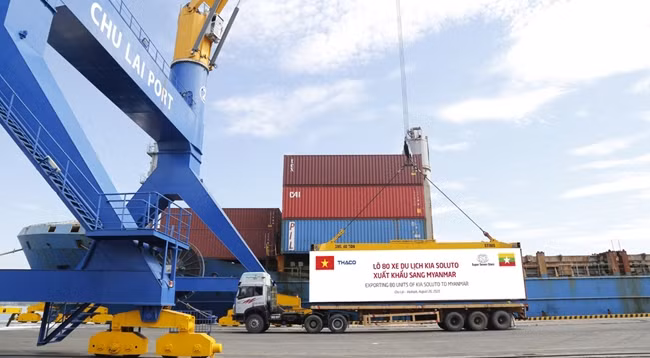 Это третья партия легковых автомобилей THACO, отправленная на мьянманский рынок. Фото: baoxaydung.com.vn