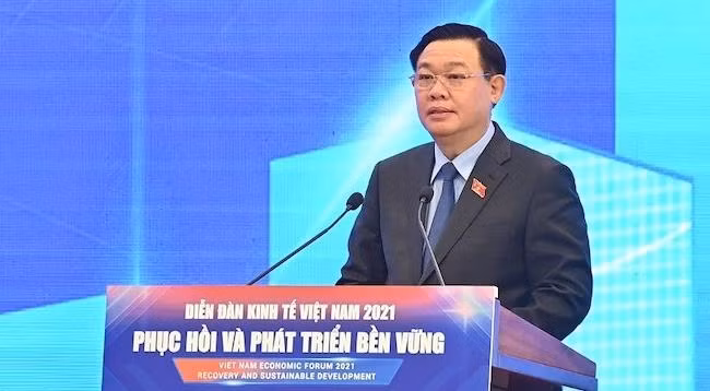 Председатель НС Выонг Динь Хюэ выступает на церемонии открытия форума.