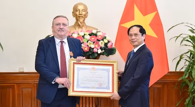 Министр иностранных дел Буй Тхань Шон вручает Орден дружбы Послу Венгрии во Вьетнаме Ори Чабе. Фото: baoquocte.vn