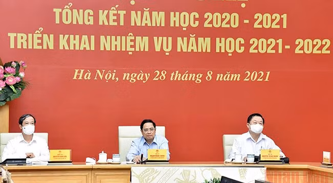 Премьер-министр Фам Минь Тьинь председательствует на онлайн-конференции Министерства образования и подготовки кадров. Фото: Чан Хай