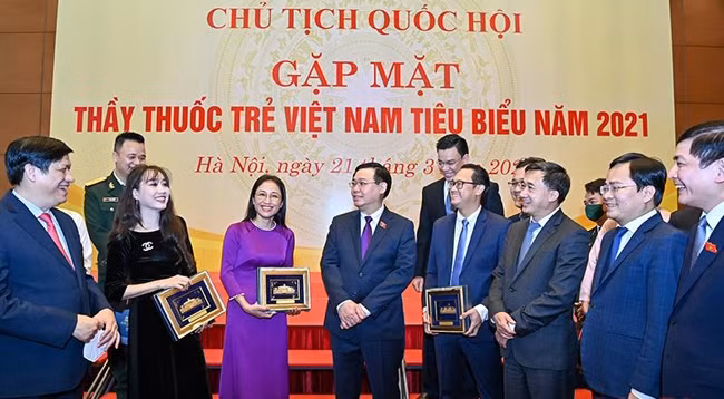 Председатель НС Выонг Динь Хюэ и делегаты. Фото: Зюи Линь