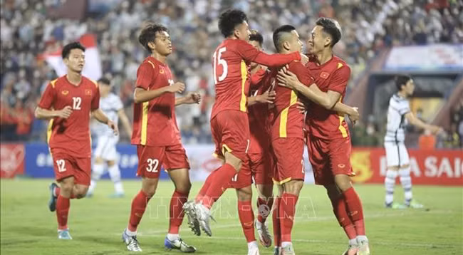 Вьетнамские игроки празднуют гол на 18-й минуте. Фото: VNA
