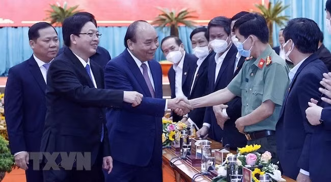 Президент Нгуен Суан Фук и руководители провинции Биньдинь. Фото: VNA