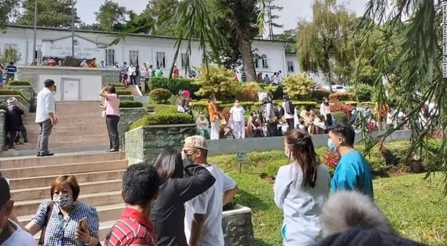 Люди покидают здания, чтобы избежать рисков. Фото: Агентство гражданской обороны Филиппин