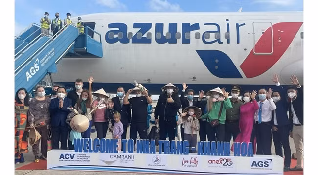 Церемония приветствия группы из 325 туристов, в том числе 226 российских туристов с вакцинными паспортами, в Кханьхоа 26 декабря 2021 г.