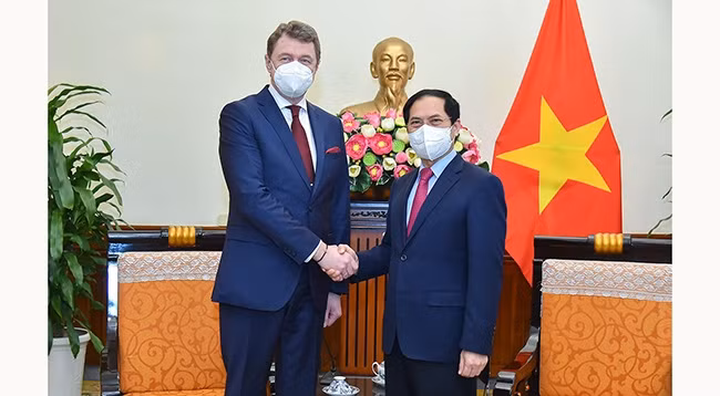 Министр иностранных дел Буй Тхань Шон (справа) и Замминистра иностранных дел Николай Борисевич. Фото: baoquocte.vn