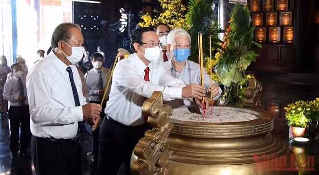 Делегаты зажигают благовония в мемориальном храме. Фото: Линь Бао 