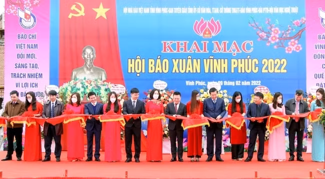 Делегаты перерезают ленточку в знак открытия фестиваля весенних газет. 