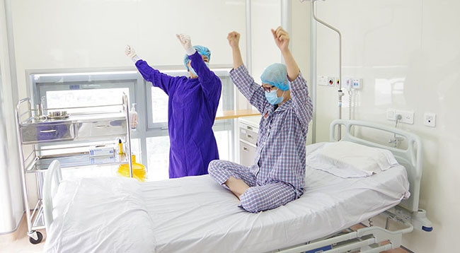 Пациентка делает легкие упражнения.