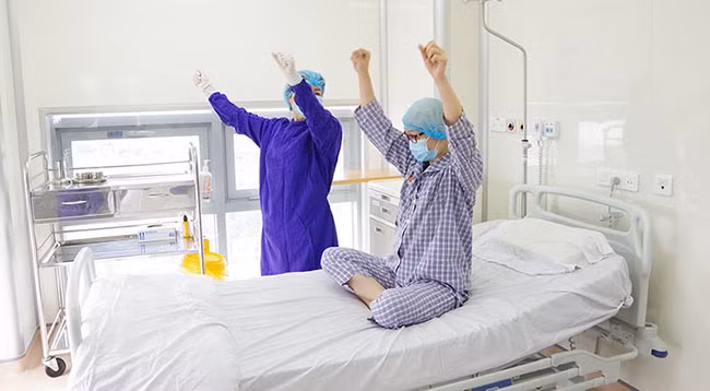 Пациентка делает легкие упражнения.