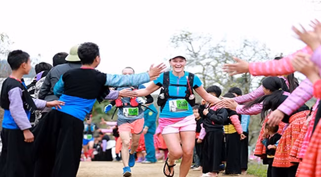 Марафонский бег привлек иностранных туристов. Фото: baophapluat.vn