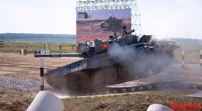 Первый экипаж танковой сборной Вьетнамской народной армии соревнуется в турнире. Фото: Тхань Тхэ