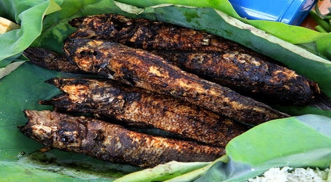 Поджареные на углях рыбы. Фото: baocantho.com.vn