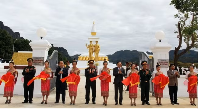 Церемония открытия Памятника вьетнамско-лаосскому боевому союзу. Фото: Суан Шон