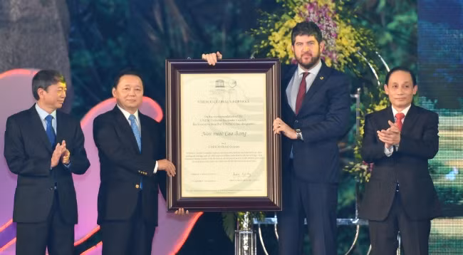 Представитель ЮНЕСКО передает вьетнамским представителям Удостоверение о внесении Геопарка Нонныок в провинции Каобанг в список глобальных геопарков ЮНЕСКО. Фото: VGP