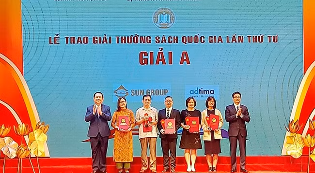 Заведующий Отделом ЦК КПВ по пропаганде и политическому воспитанию Нгуен Чонг Нгиа и Вице-премьер Ву Дык Дам вручают приз «A» авторам.
