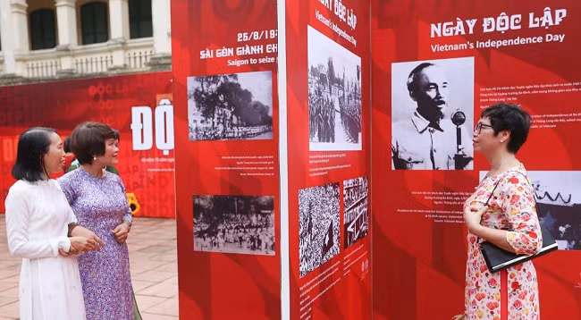 Фотовыставка в Императорской цитадели Тханглонг привлекает много посетителей. Фото: hanoimoi.com.vn