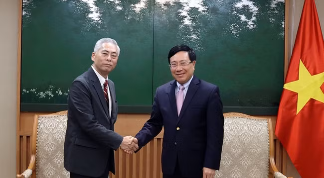 Постоянный вице-премьер Фам Бинь Минь (справа) и Вице-президент корпорации «Fast Retailing» Нориаки Кояма. Фото: VGP