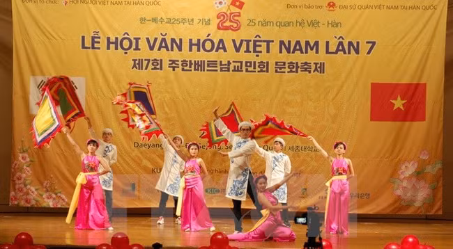 Художественный номер в рамках Фестиваля вьетнамской культуры. Фото: VNA