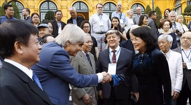 Вице-президент Данг Тхи Нгок Тхинь и музыканты, артисты. Фото: VNA