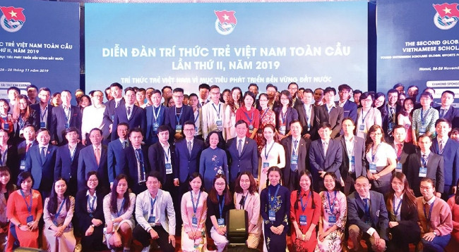 Участники фотографируются на открытии форума. Фото: baoquocte.vn