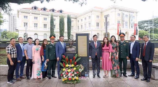 Делегация возлагает цветы к памятнику Хо Ши Мину на территории Музея азиатских цивилизаций в Сингапуре. Фото: VNA
