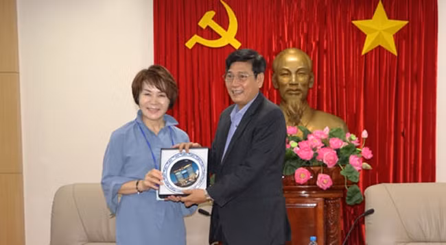 Зампредседателя Народного комитета провинции Биньзыонг Май Хунг Зунг (справа) и вице-президент Торгово-промышленной палаты Южной Кореи Чонг Ки Ок. Фото: baobinhduong.vn