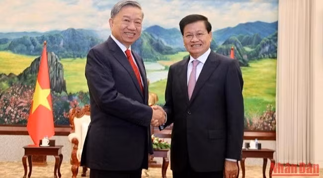 Генеральный секретарь ЦК НРПЛ, Президент Лаоса Тхонглун Сисулит и Министр общественной безопасности Вьетнама генерал армии То Лам. Фото: Чинь Зунг