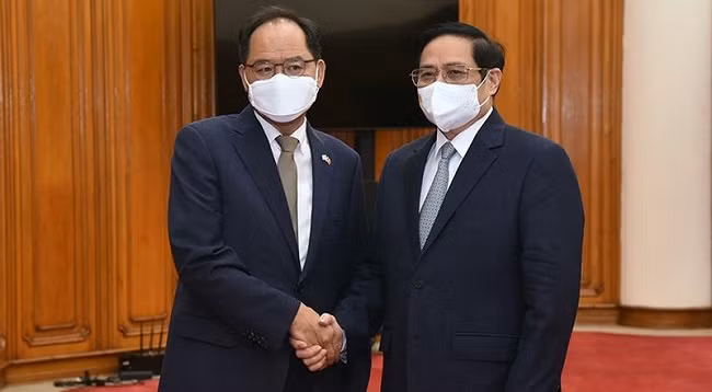 Премьер-министр Вьетнама Фам Минь Тьинь и Посол Южной Кореи во Вьетнаме Пак Но Ван. Фото: Чан Хай 