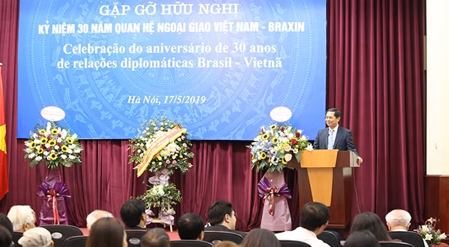 Постоянный Замминистра иностранных дел Буй Тхань Шон выступает на мероприятии. Фото: Тхань Тхе