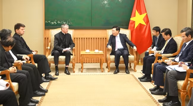 Постоянный вице-премьер Фам Бинь Минь и Заместитель министра иностранных дел Ватикана монсеньор Мирослав Вачовский. Фото: VGP