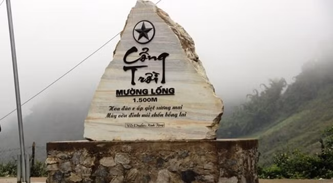 Небесные ворота Мыонглонг расположены посреди красивой долины горы высотой до 1500 м. Фото: baodantoc.vn