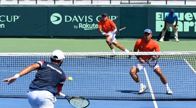 Куок Кхань и Хоанг Нам (в красном) соревнуются в парном матче. Фото: Федерация тенниса Вьетнама