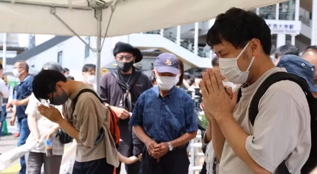 Люди возлагают цветы к месту нападения на бывшего Премьер-министра Японии Абэ Синдзо в городе Нара, чтобы почтить его память. Фото: РИА