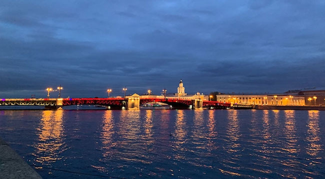 Дворцовый мост окрашивается в цвета вьетнамского флага. Фото: Кюэ Ань