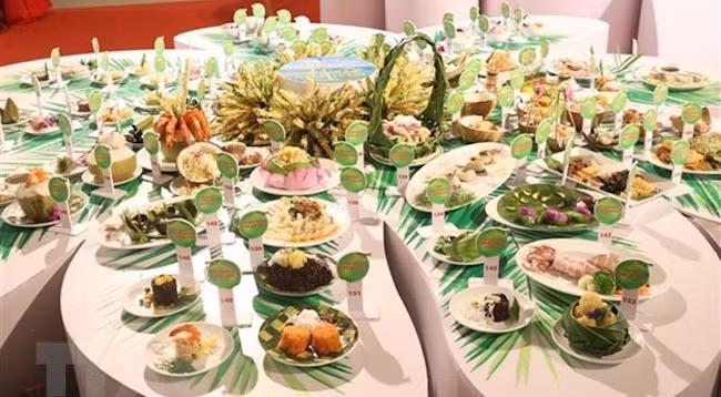 Блюда демонстрируют богатое сочетание кокоса и других ингредиентов. Фото: VNA