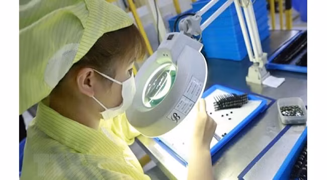 Производство электронных компонентов в компании Youngbag в промышленной зоне Биньсуен провинции Виньфук. Фото: VNA