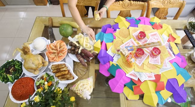 В день прощения грехов усопших люди готовят для голодных духов только вегетарианские блюда, а во время праздника Чунгнгуен на домашний алтарь можно ставить и вегетарианские, и невегетарианские блюда. Фото: vnexpress.net 