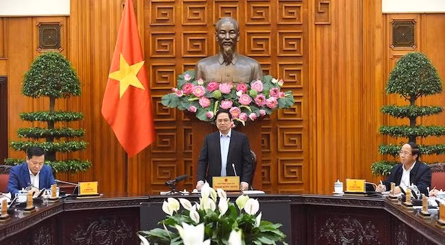 Премьер-министр Фам Минь Тьинь выступает на заседании. Фото: Чан Хай