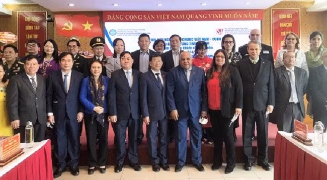 Участники фотографируются на память. Фото: baoquocte.vn