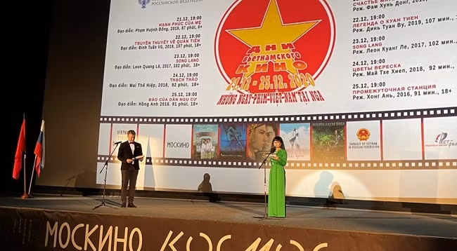 Советник-посланник Посольства Вьетнама в России Нгуен Кюинь Май выступает на церемонии открытия события. Фото: vovworld.vn