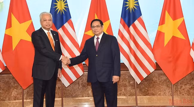 Премьер-министр Вьетнама Фам Минь Тьинь (справа) и Премьер-министр Малайзии Дато Шри Исмаил Сабри бин Яакоб. Фото: Чан Хай