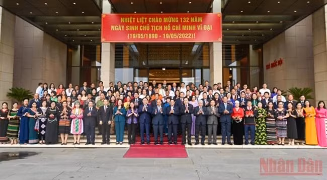 Руководители Партии и Государства и участники встречи. Фото: Зюи Линь