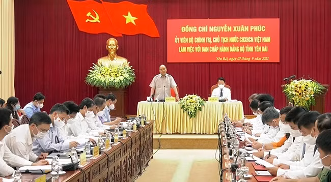 Президент Вьетнама Нгуен Суан Фук выступает на встрече с руководителями провинции Йенбай. Фото: yenbai.gov.vn